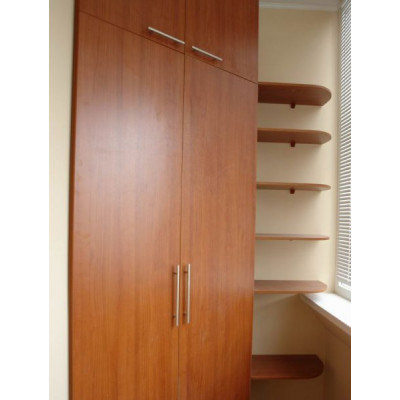 Угловой распашной шкаф на балкон